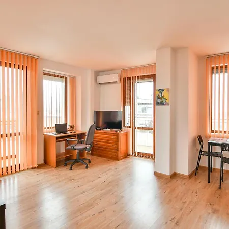 Thermae, Steps From The Sea With Free Parking Apartment Warna